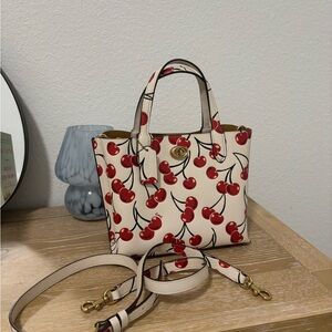 Coach Willow Tote 24 Cherry print